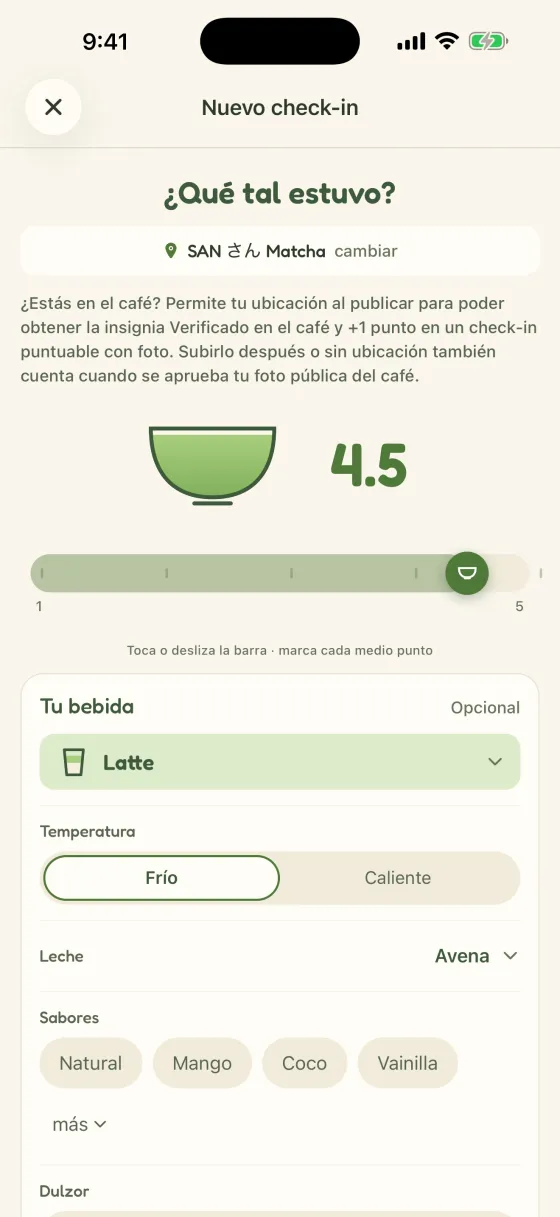 Calificando un latte de matcha frío con avena en Chacha llenando el tazón hasta 4.5